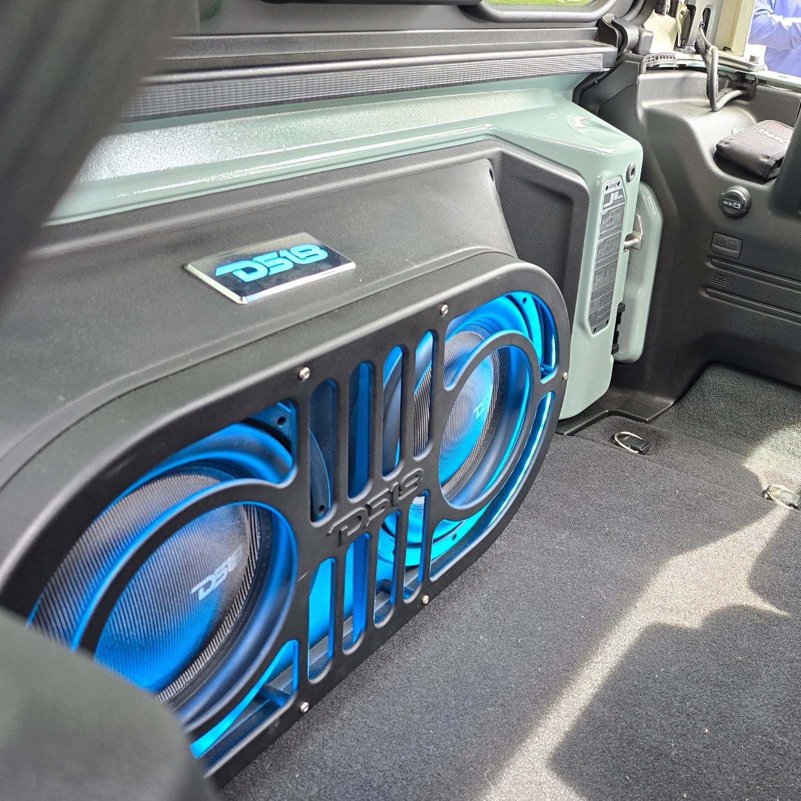 Jeep TJ,JK/JKU,JL/JLU Tailgate Subwoofer Enclosure for 2 X 10" - Image 2